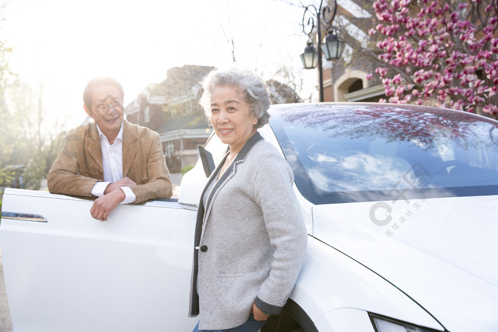 老年夫婦駕車