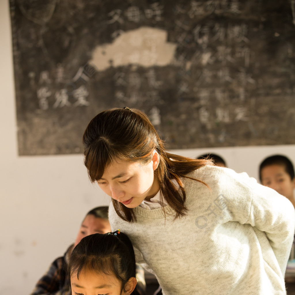 鄉村女教師和小學生在教室裡