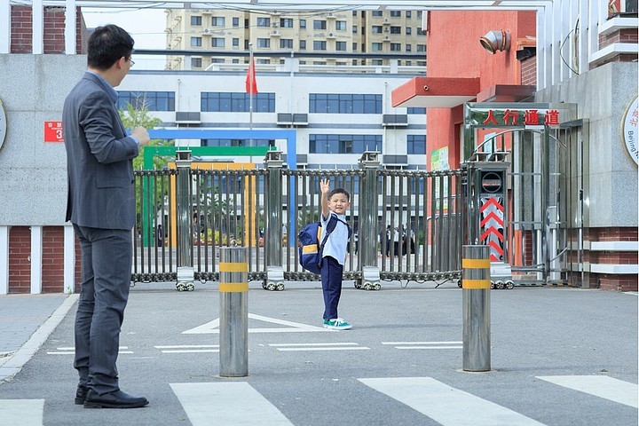 学校门口上学图片