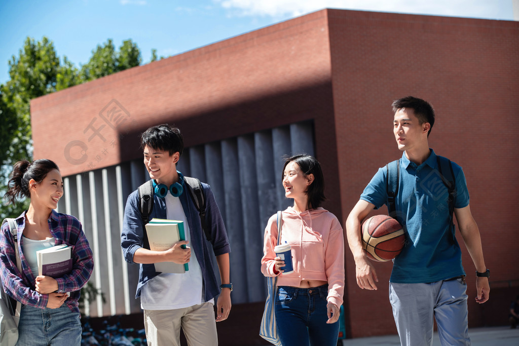 下课后的大学生在校园里边走边聊