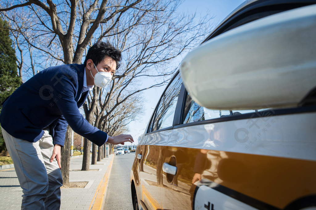 青年男人路邊打出租車