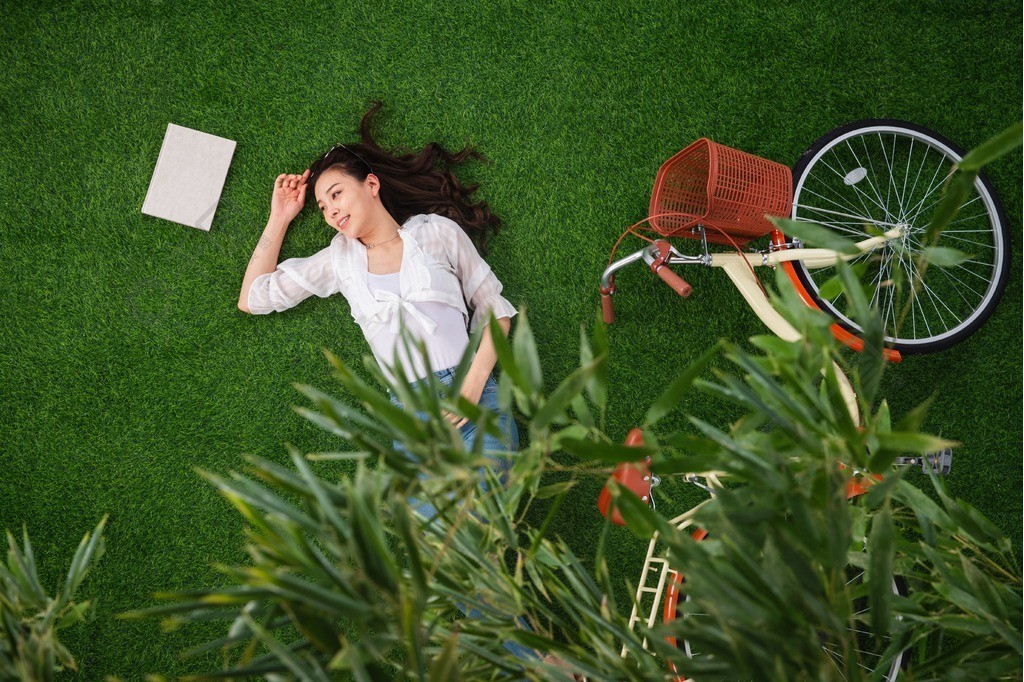 一个人躺在草地上图片图片