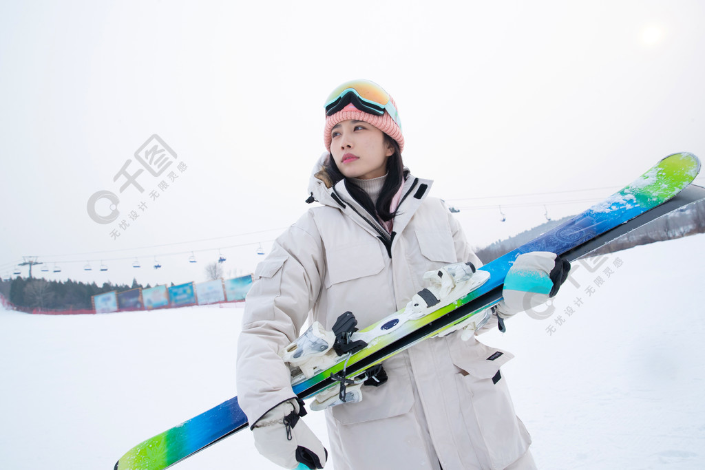 滑雪場上抱著滑雪板看遠方的青年女人