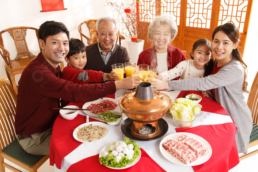 幸福家庭過年吃團圓飯