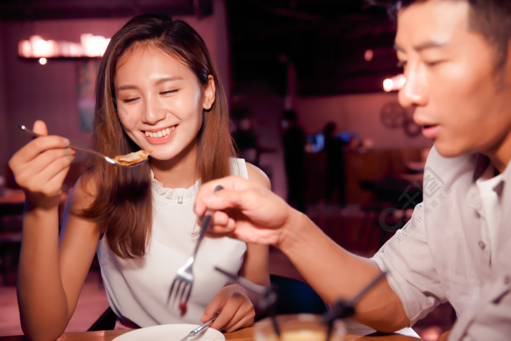 青年情侶吃晚餐