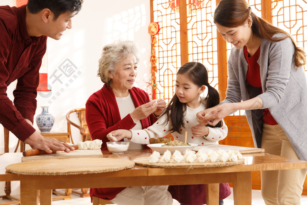 幸福家庭過年包餃子