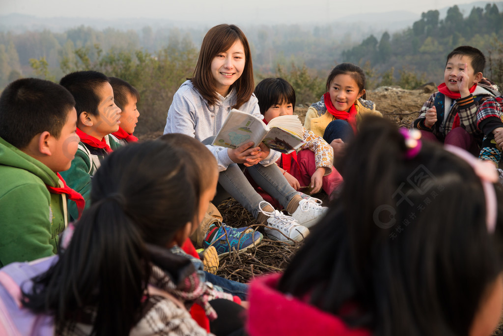 乡村教师和小学生在户外学习