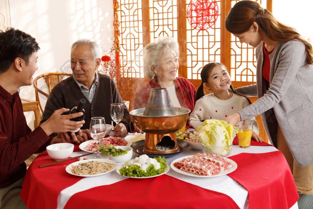 幸福家庭過年吃團圓飯