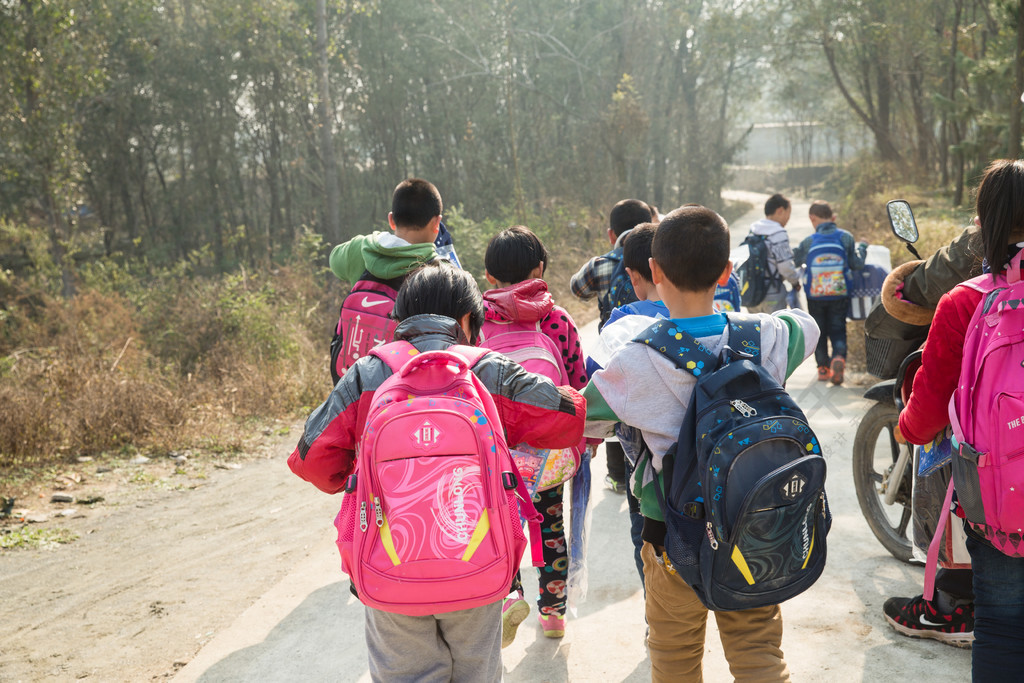 鄉村小學生在放學回家