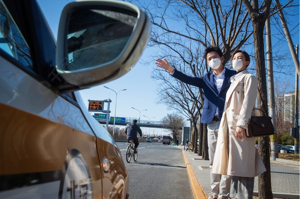 青年情侶路邊打出租車