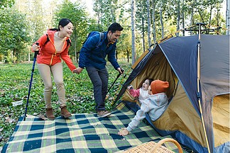 幸福家庭在户外露营