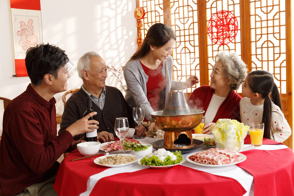 幸福家庭過年吃團圓飯