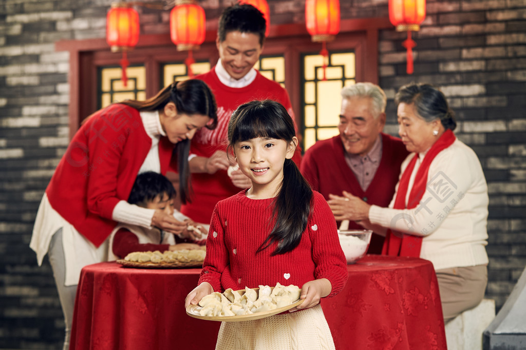 幸福家庭过年包饺子