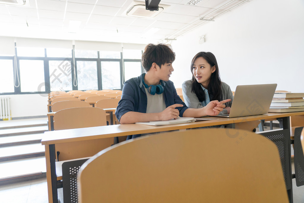 大学生在教室里学习