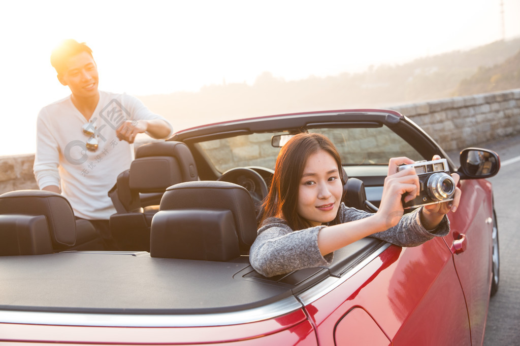 青年男女開車出去旅行