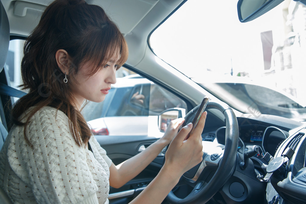 开车的青年女人人物形象免费下载_jpg格式_5472像素_编号39959748-千