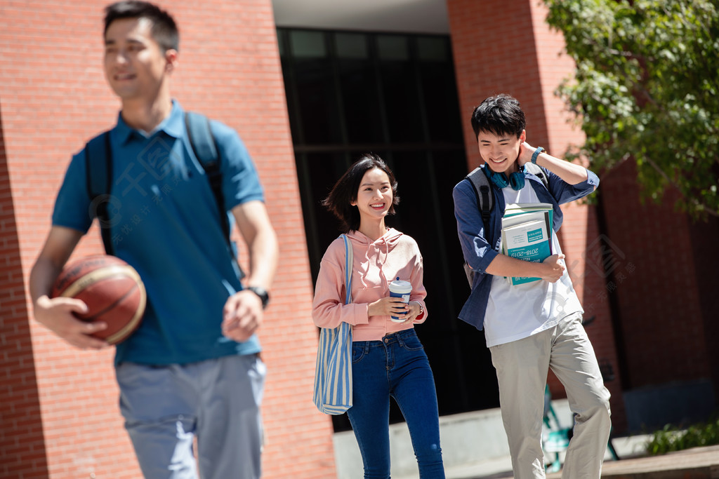 刚下课后的大学生在校园里