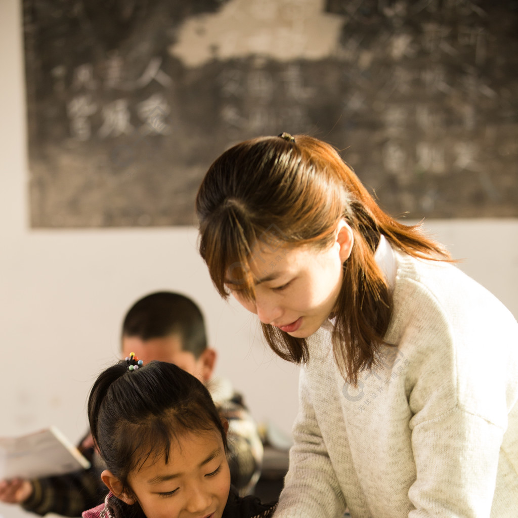 乡村女教师和小学生在教室里