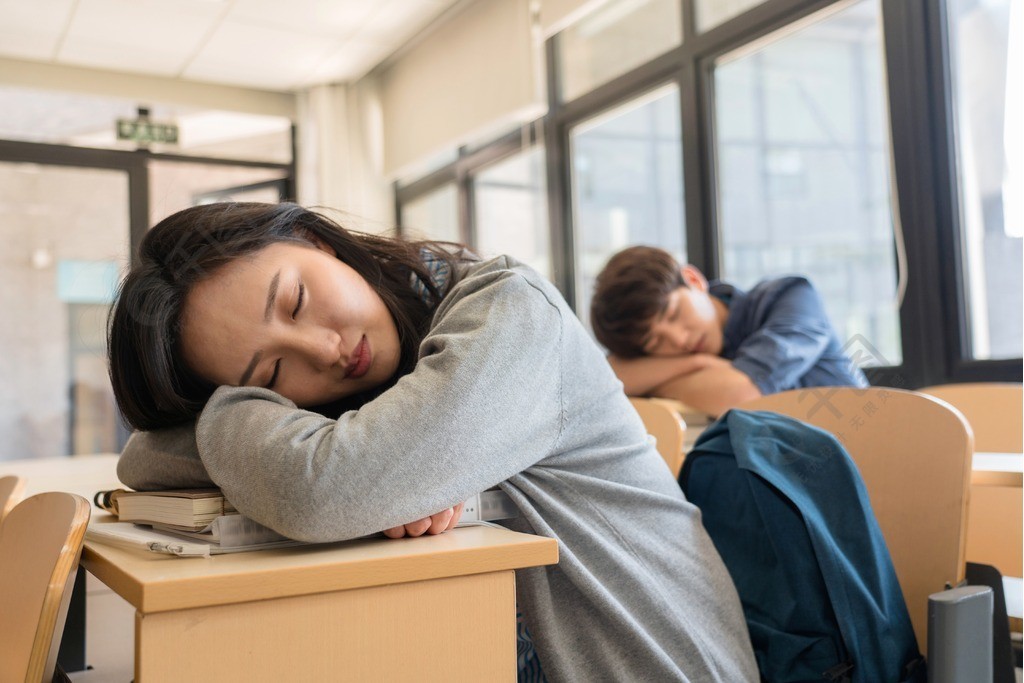 疲劳的大学生在教室里睡觉