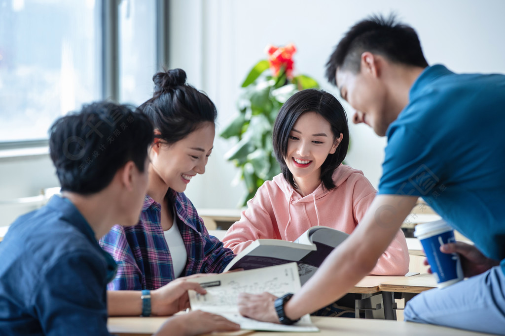 大學生在教室內交流學習