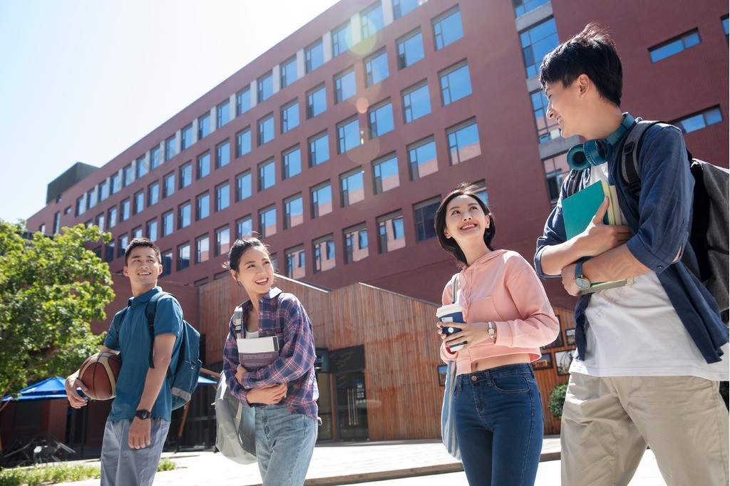 阳光下快乐的大学生在校园里人物形象免费下载_jpg格式_5472像素_编号