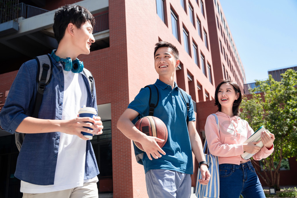 下课后的大学生在校园里半年前发布