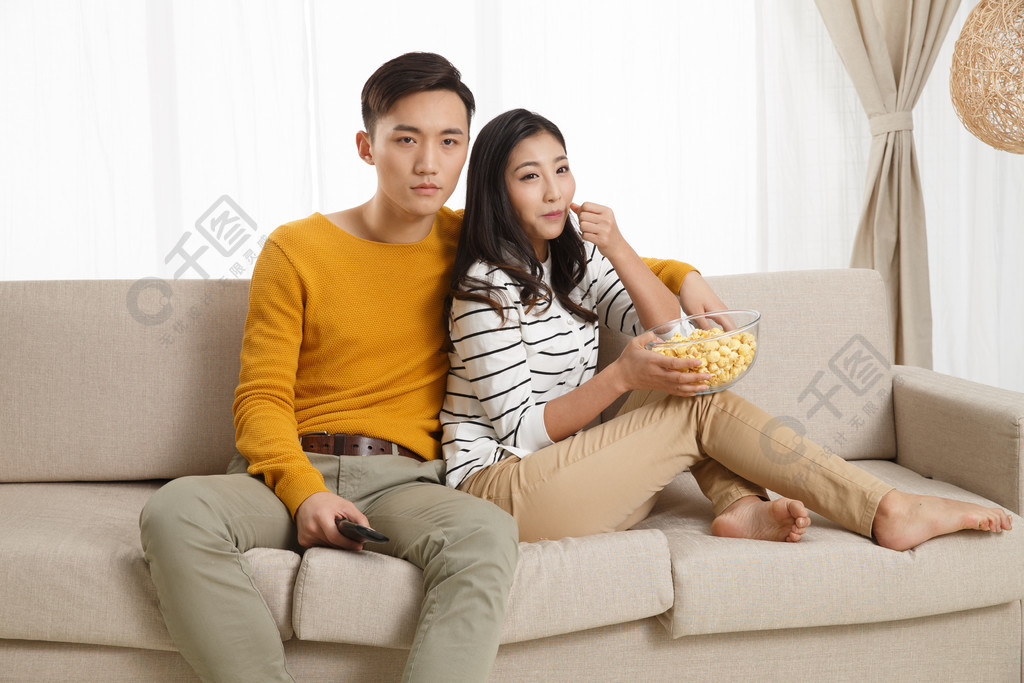 情侣看电视坐姿图片