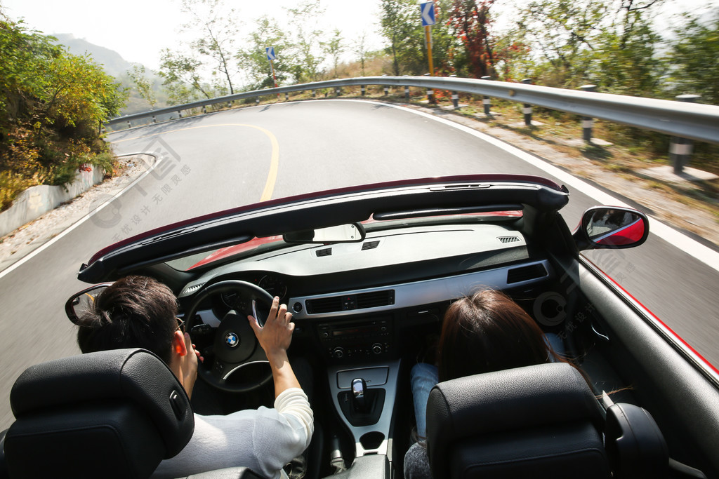 青年男女開車出去旅行