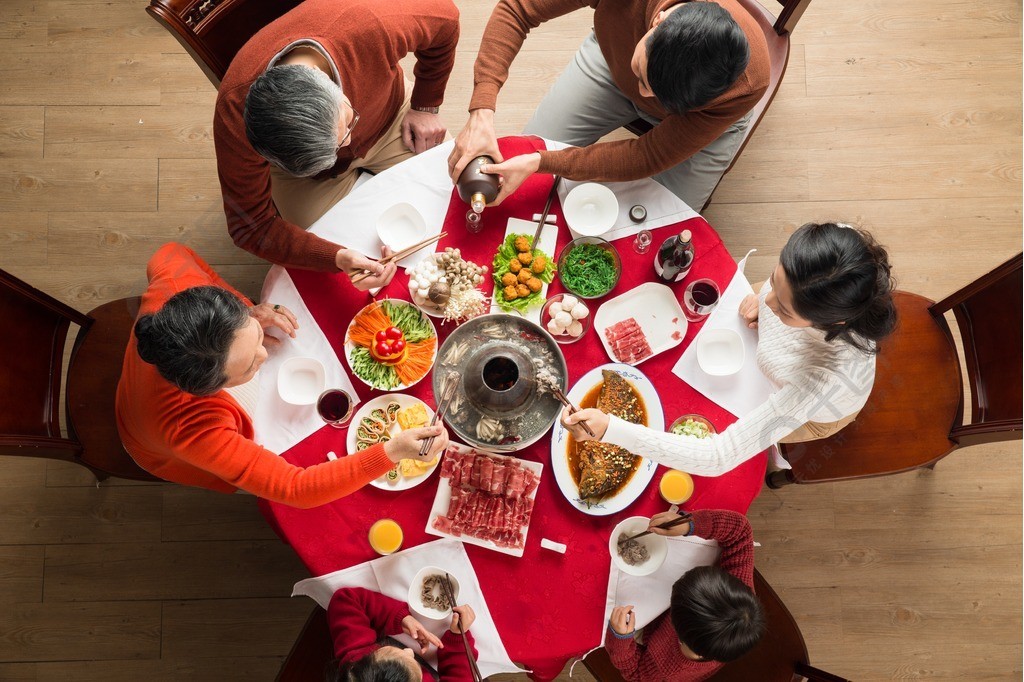 幸福家庭過年吃團圓飯