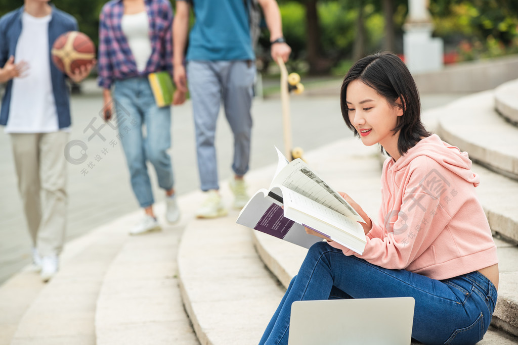 校园里的大学生