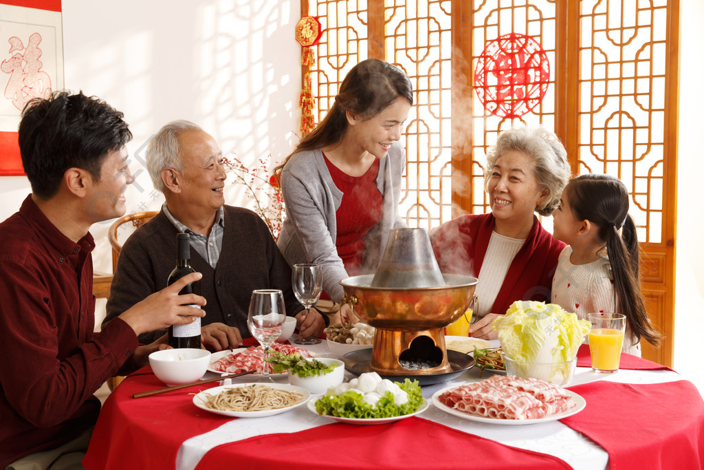 幸福家庭過年吃團圓飯