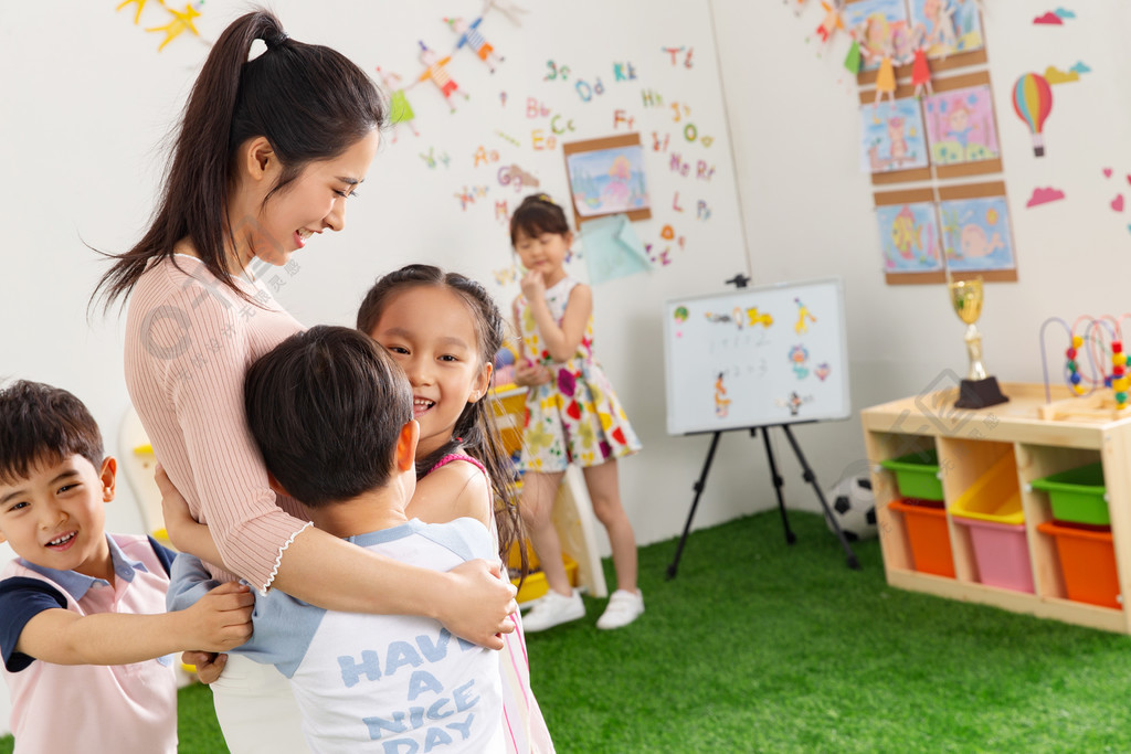 幼兒園老師和小朋友們擁抱在一起