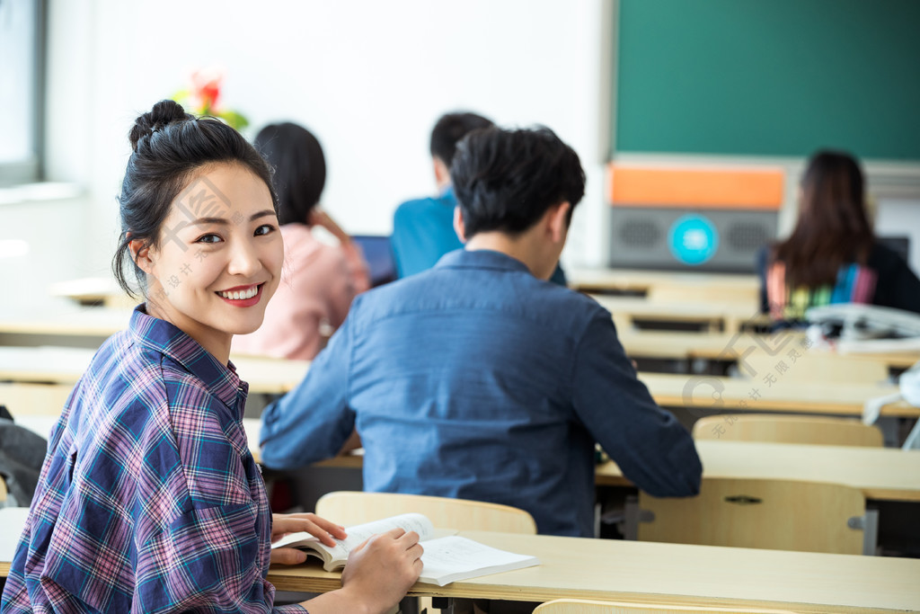 大学生在教室内上课