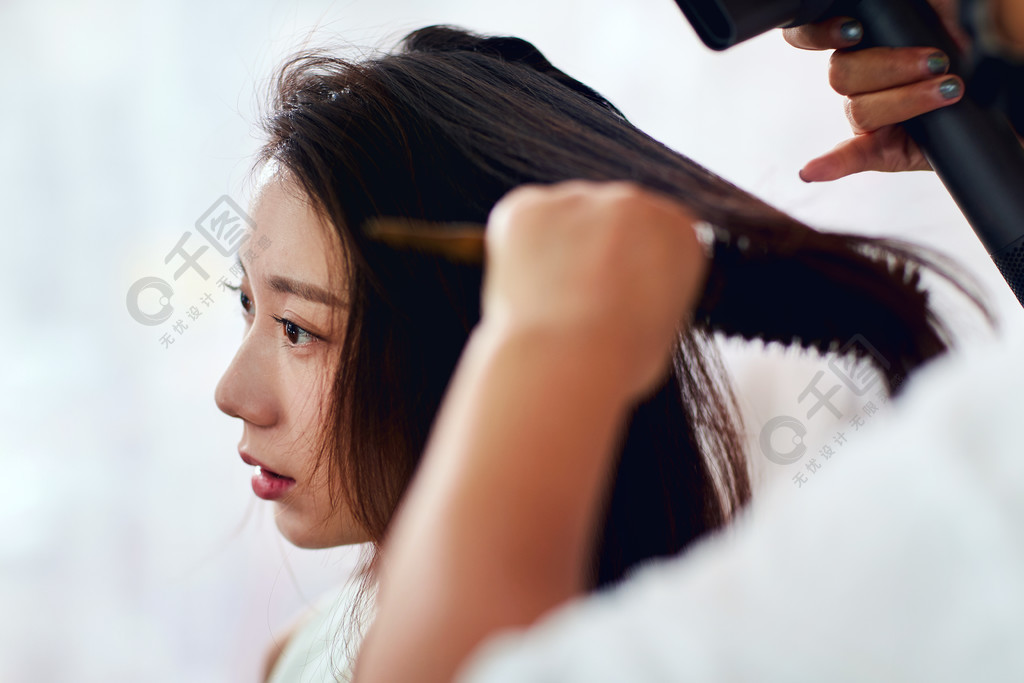 年轻美女在理发店里做头发