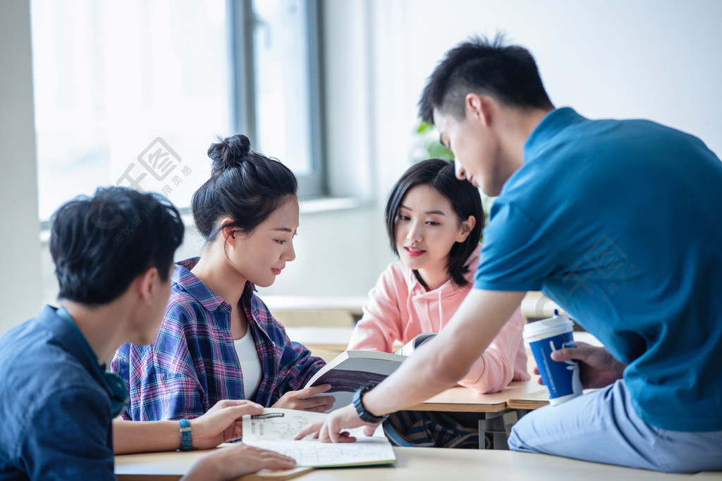 大学生在教室内交流学习