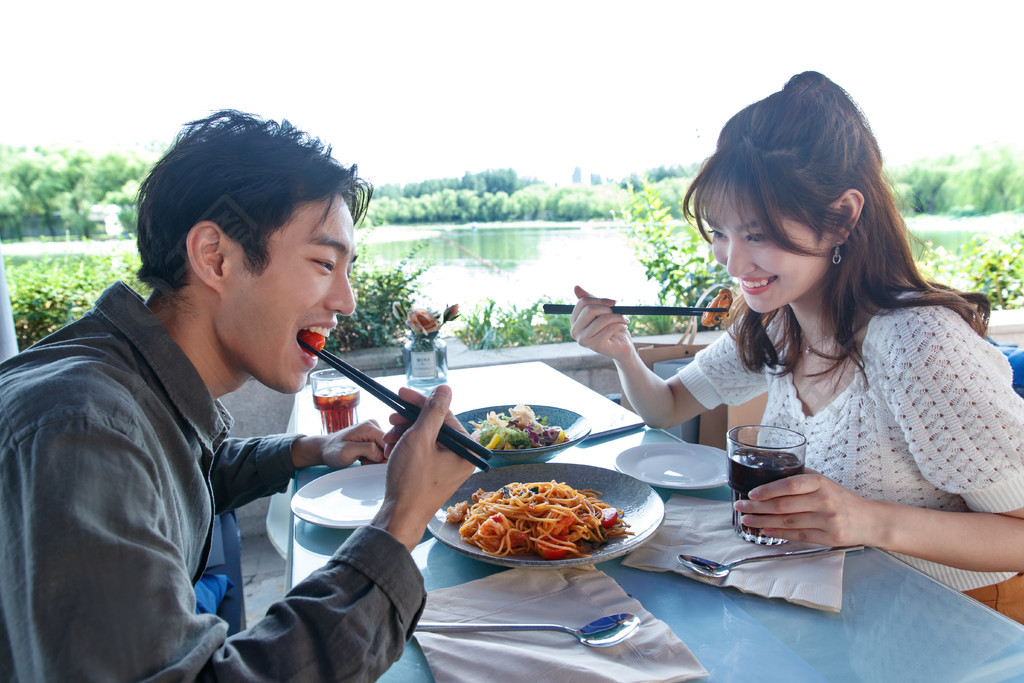 情侣一起吃饭的图片图片