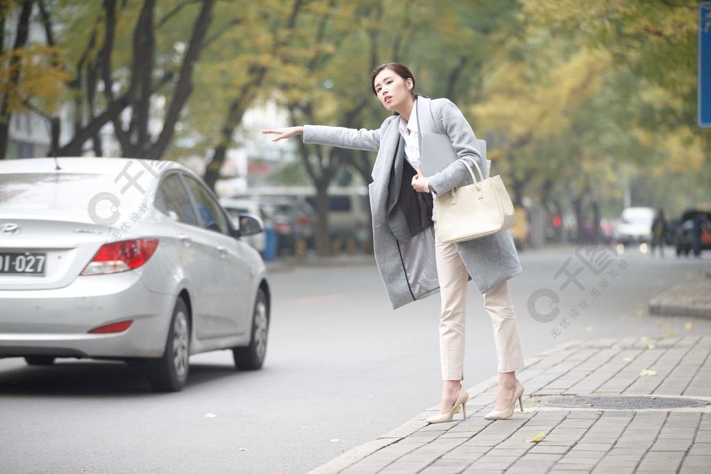 青年女人在路邊等出租車