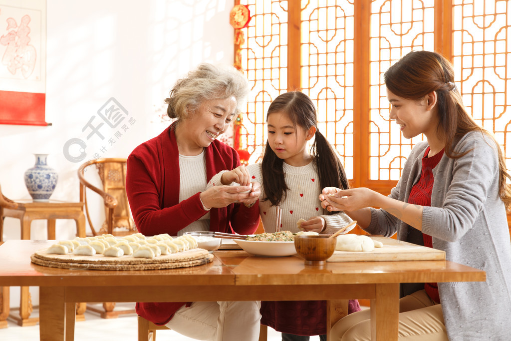 幸福家庭過年包餃子