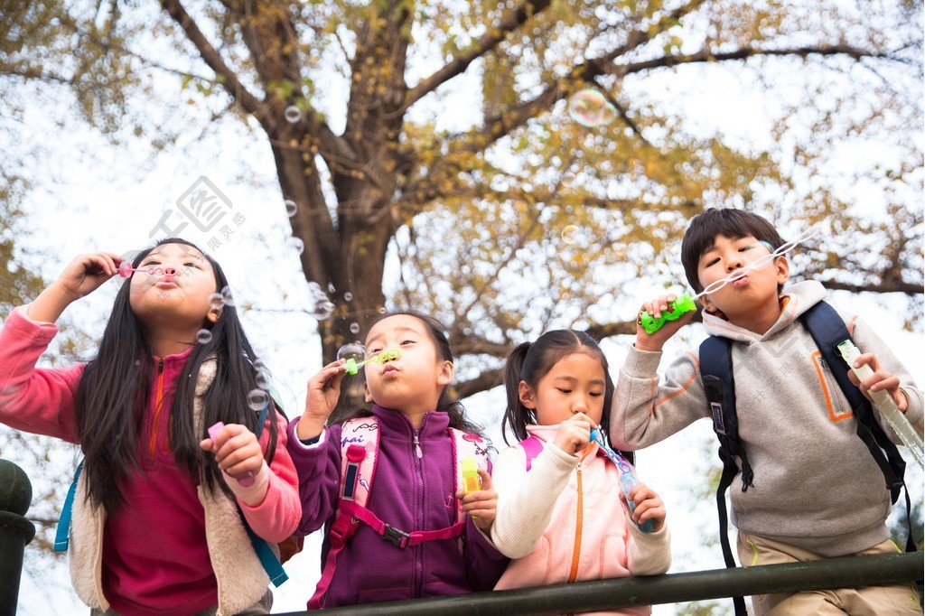 小学生在户外玩耍