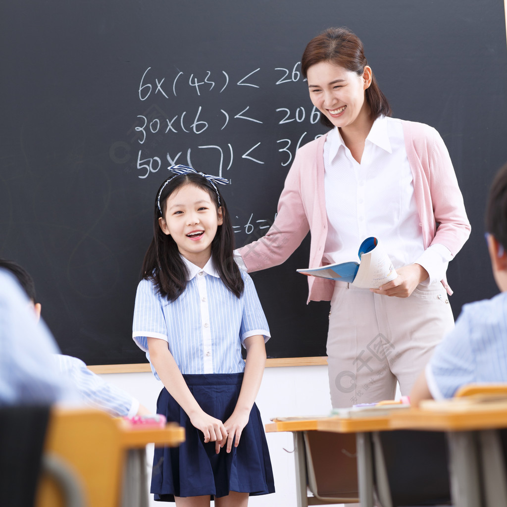 女教师和小学生们在教室里