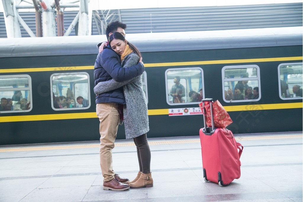 年轻情侣在火车站