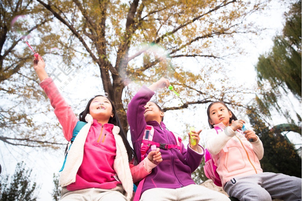 小学生在户外玩耍