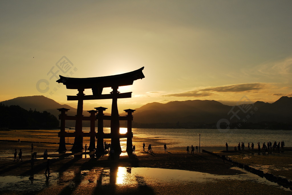 鸟居门寺在日落期间的