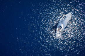 对在刮风的日子在大海中航行的游艇的惊人观点。无人机视图-鸟眼