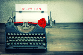 白皮书与红色玫瑰花的老式打字机。爱 St