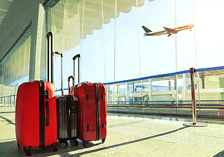 堆栈的旅行行李在机场码头和客运解放军