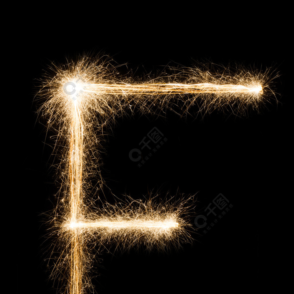 在黑色背景上的烟火字母表中的字母的英语字母f