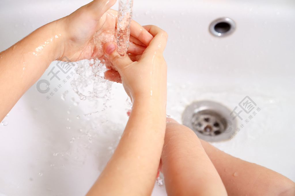 儿童在自来水下的白色水槽洗手