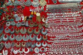 红色背景上的首饰套装和套装