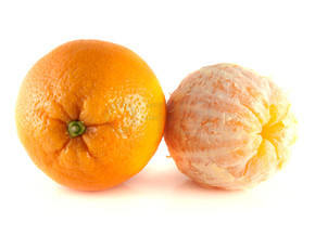 孤立在白色的被清洗橙